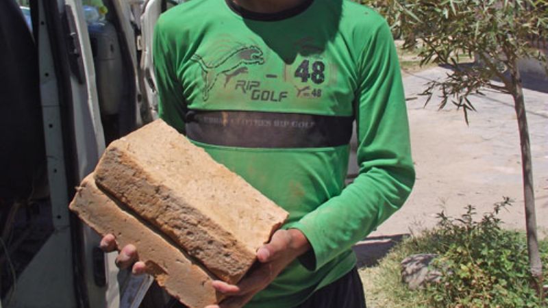 Vecinos juntan materiales para construir una escuela