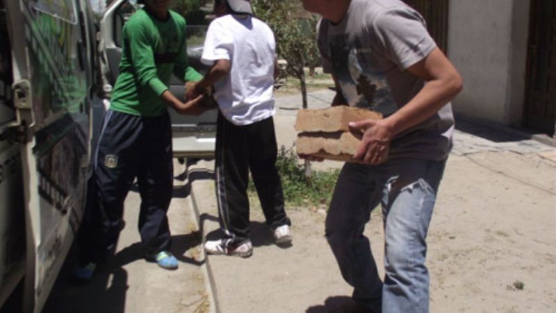 Vecinos juntan materiales para construir una escuela