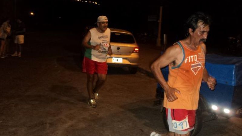 La marcha nocturna iluminó El Jumeal
