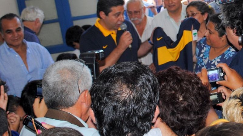 Emotiva visita del presidente de Boca, Angelici, a Social Rojas