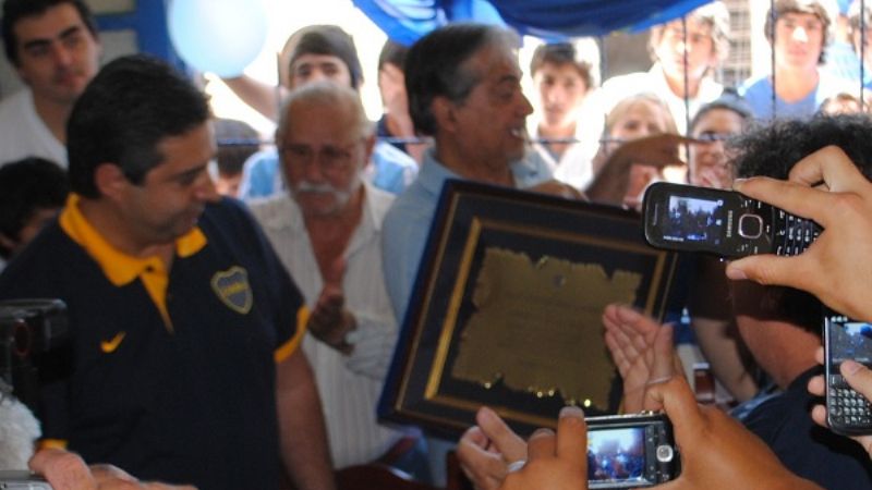 Emotiva visita del presidente de Boca, Angelici, a Social Rojas