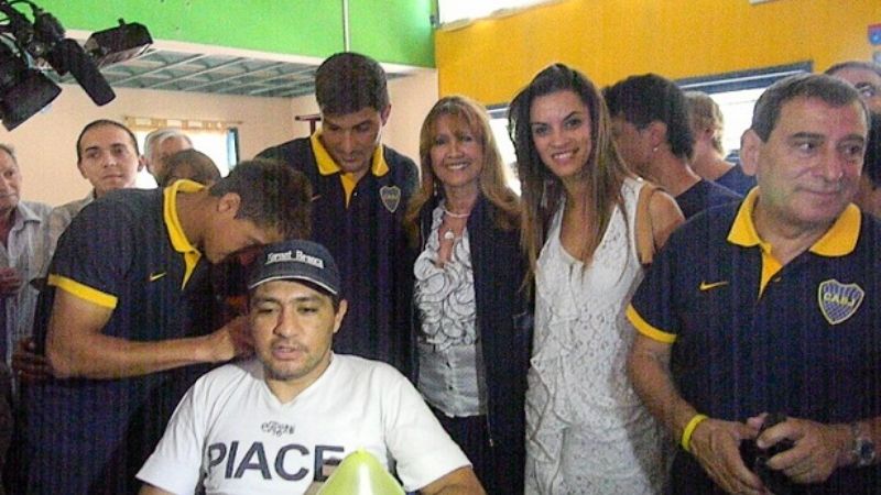 Jugadores de Boca entregaron sillas de rueda 