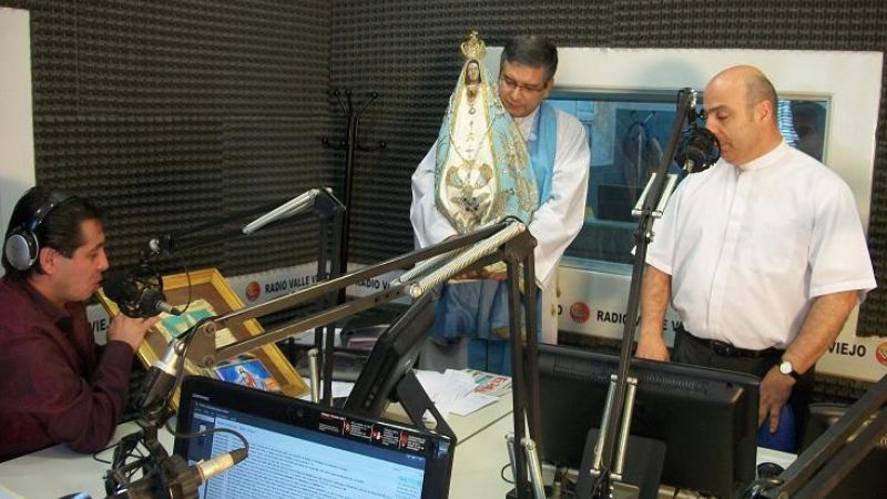 Personal de Radio Valle Viejo, vecinos y alumnos recibieron a la Virgen del Valle