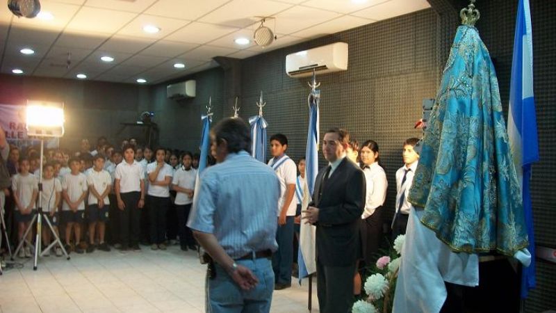 Personal de Radio Valle Viejo, vecinos y alumnos recibieron a la Virgen del Valle