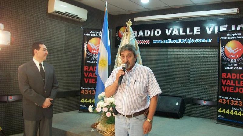 Personal de Radio Valle Viejo, vecinos y alumnos recibieron a la Virgen del Valle