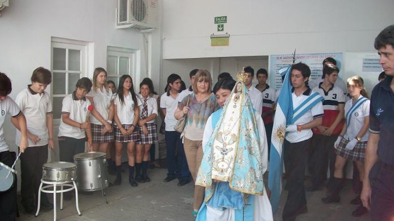 La Virgen del Valle en la escuela Javier Castro y el colegio Pía Didoménico