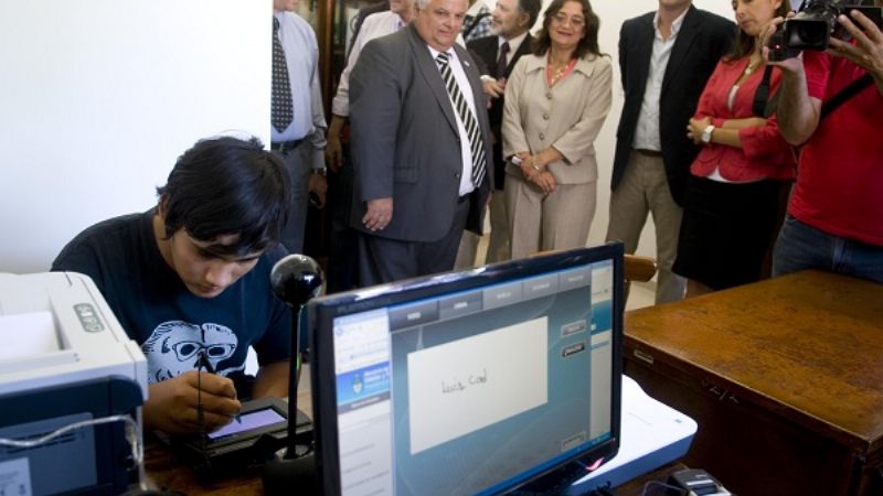 Lucía entregó el primer DNI de 15 años, en Icaño
