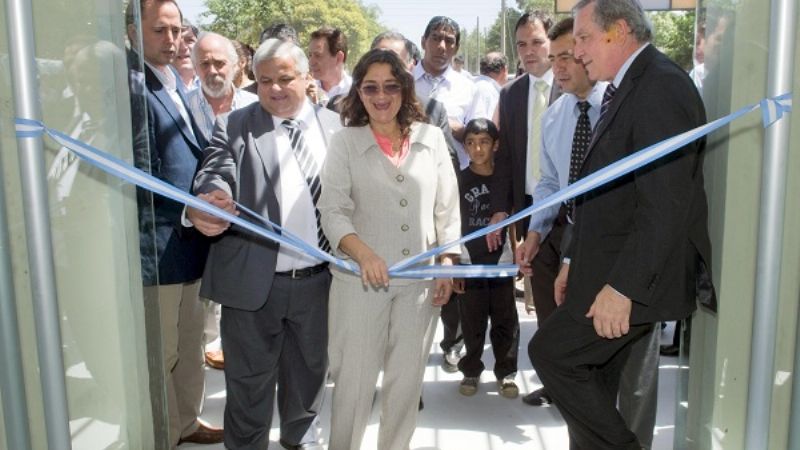 Lucía entregó el primer DNI de 15 años, en Icaño