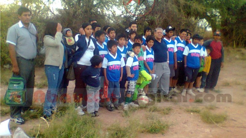 Centro Catamarqueño de Comodoro Rivadavia entregó ayuda a una escuela