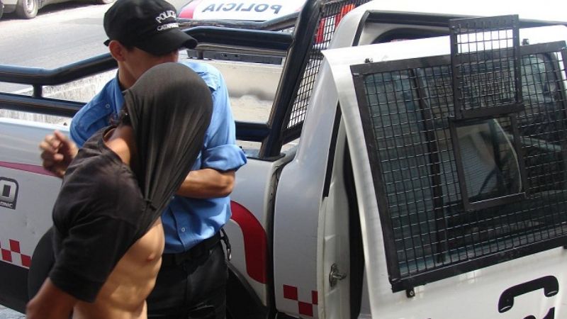 Atraparon a dos delincuentes que intentaron apuñalar a un policía