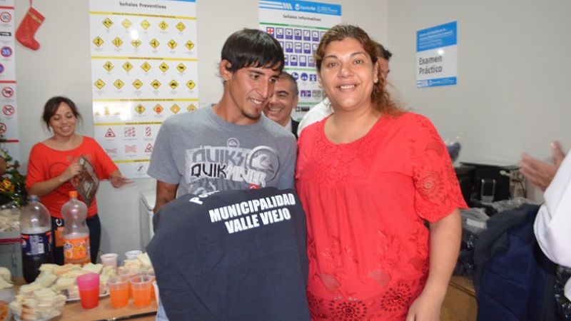 Entregan ropa de trabajo para inspectores de tránsito