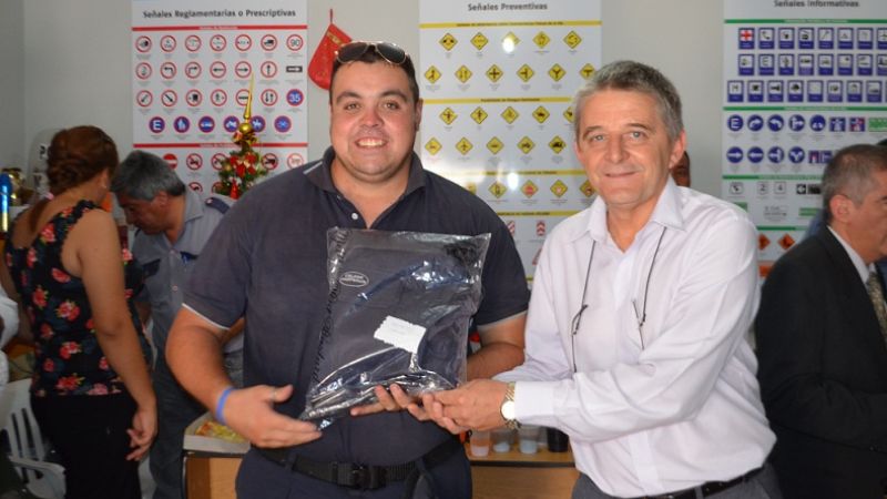 Entregan ropa de trabajo para inspectores de tránsito