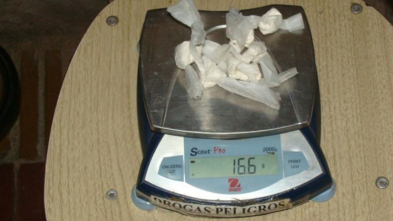 Secuestran droga, celulares y una moto en allanamientos