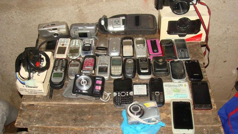 Secuestran droga, celulares y una moto en allanamientos