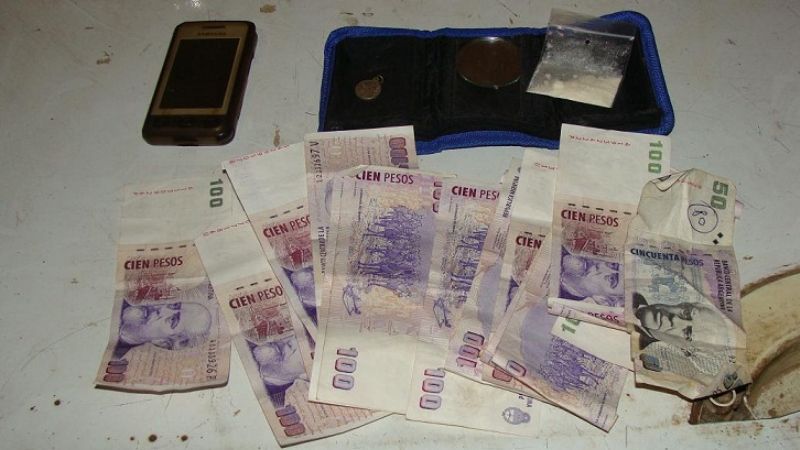 Secuestran droga, celulares y una moto en allanamientos