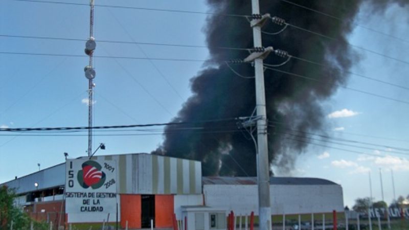 Voraz incendio en una fábrica en Recreo