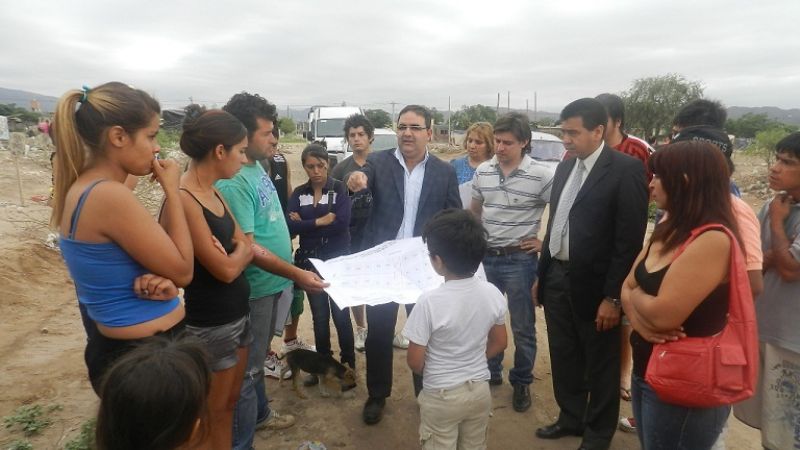 Jalil y Gordillo con familias del asentamiento del norte