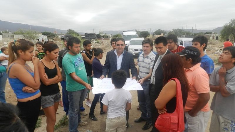 Jalil y Gordillo con familias del asentamiento del norte