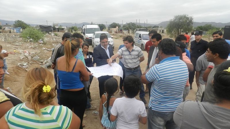 Jalil y Gordillo con familias del asentamiento del norte