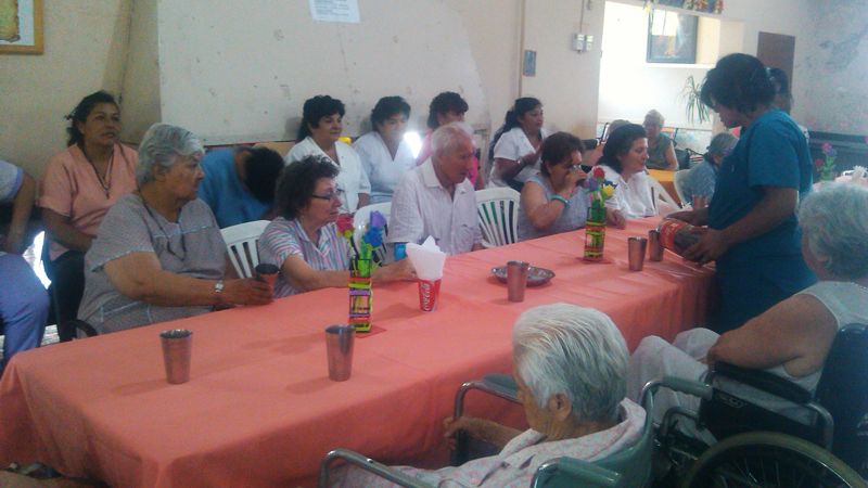 Brindis de fin de año con show en el Hogar de Ancianos