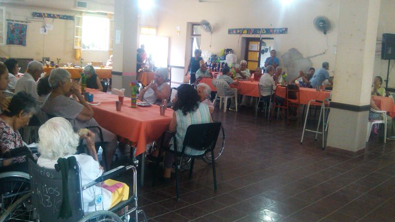 Brindis de fin de año con show en el Hogar de Ancianos