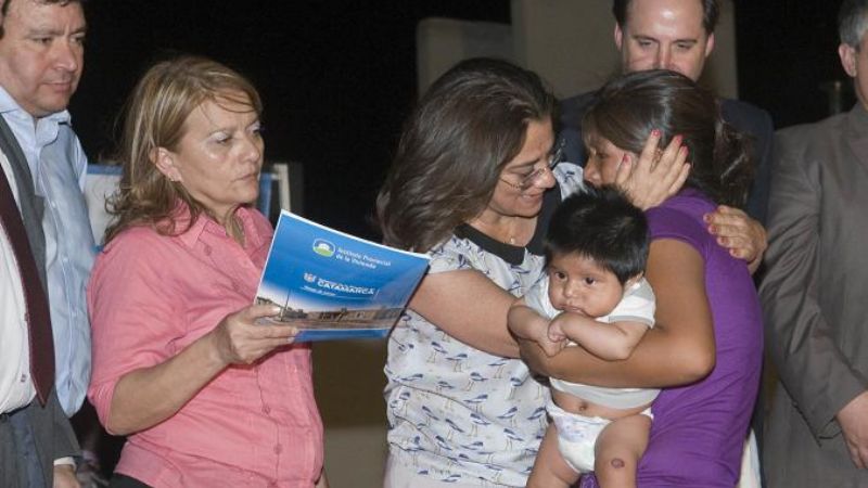 Lucía entregó 40 viviendas en Huillapima