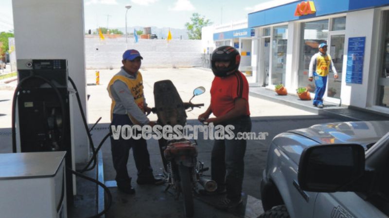 Multarán a las estaciones que vendan combustible a motociclistas sin casco