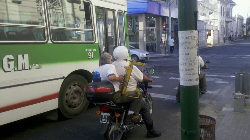 Escrachan a zorros grises violando normas de tránsito