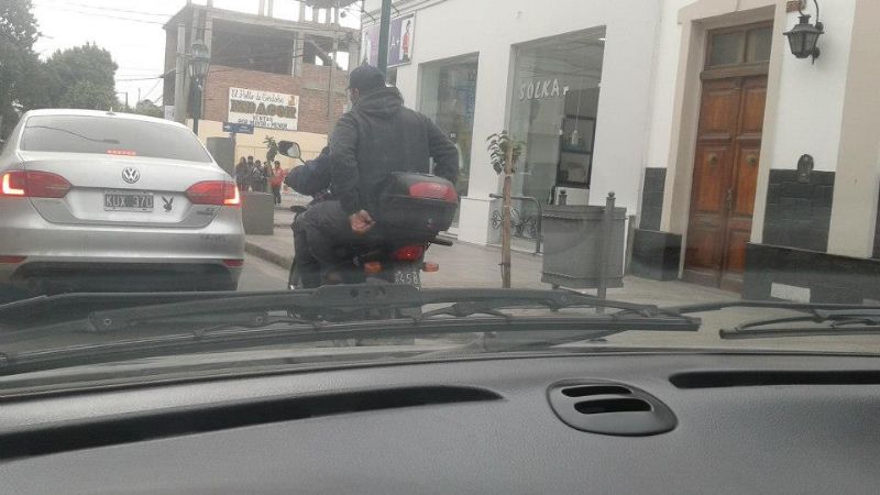 Escrachan a zorros grises violando normas de tránsito