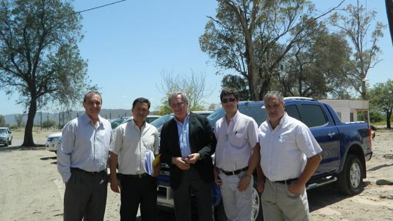 Riego con camionetas nuevas