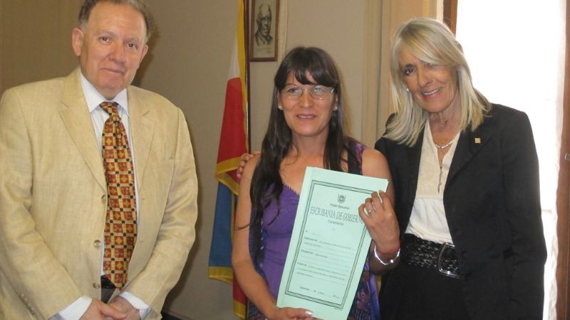 La ministra Acosta entregó escrituras a escuelas de la provincia