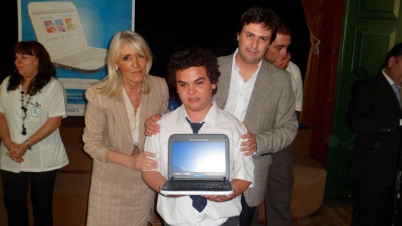 Alumnos no videntes recibieron sus netbooks