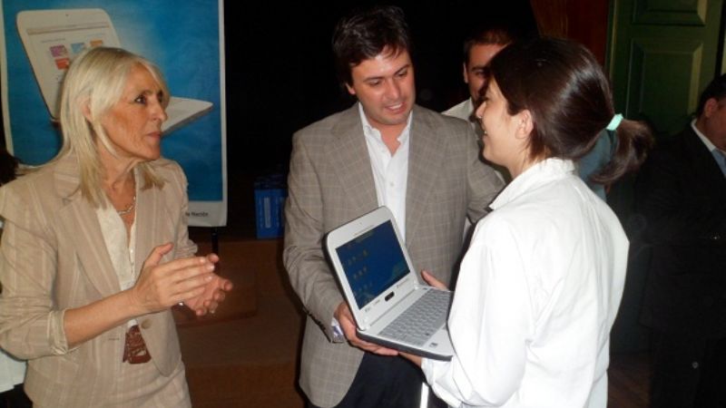 Alumnos no videntes recibieron sus netbooks