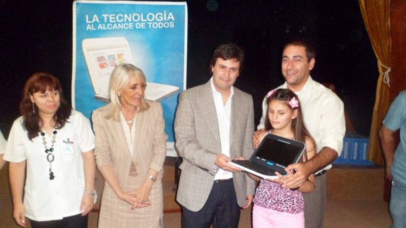 Alumnos no videntes recibieron sus netbooks