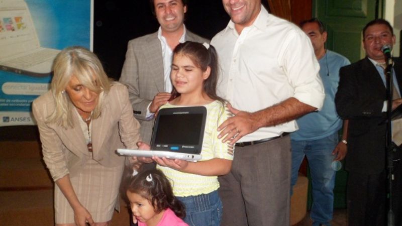 Alumnos no videntes recibieron sus netbooks
