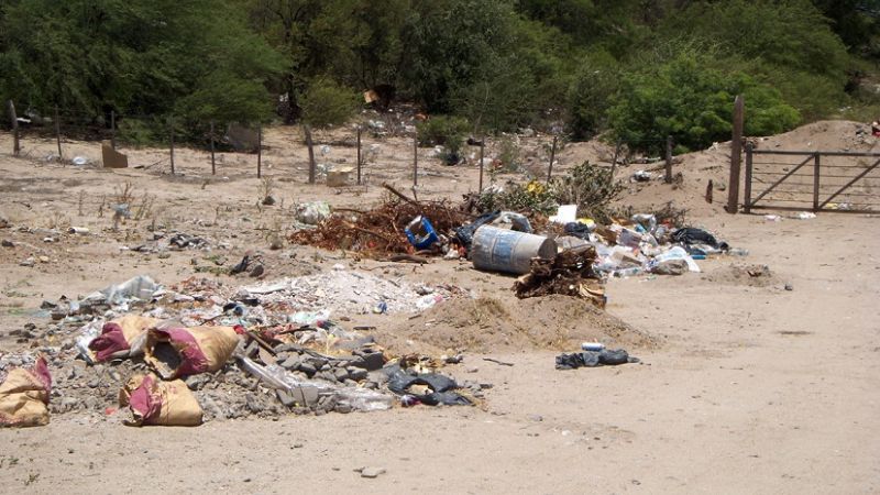 Vecinos arrojan basura en avenida de Circunvalación