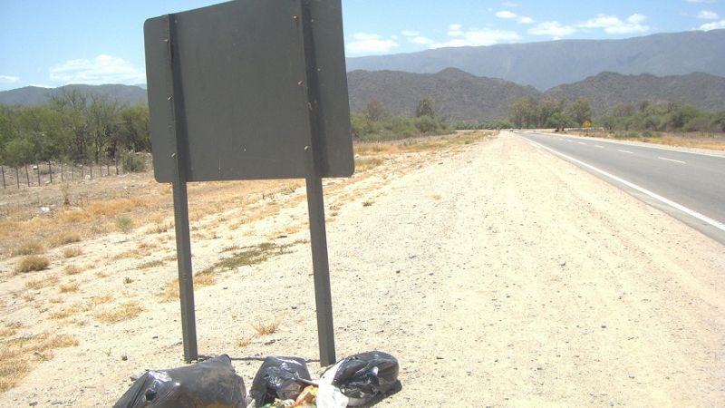Vecinos arrojan basura en avenida de Circunvalación