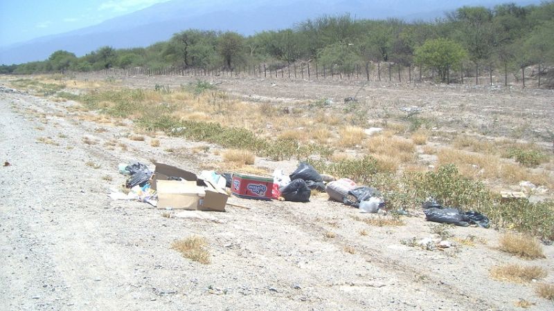 Vecinos arrojan basura en avenida de Circunvalación