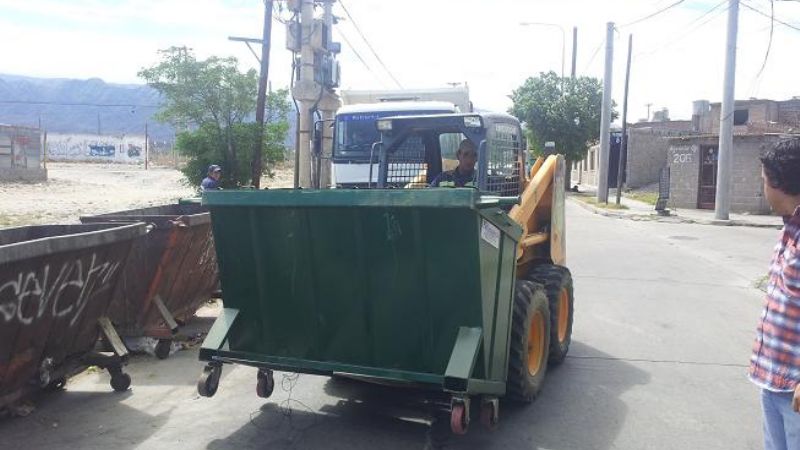 Recambio de contenedores en las Mil Viviendas