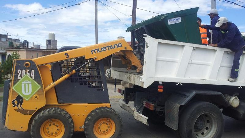 Recambio de contenedores en las Mil Viviendas