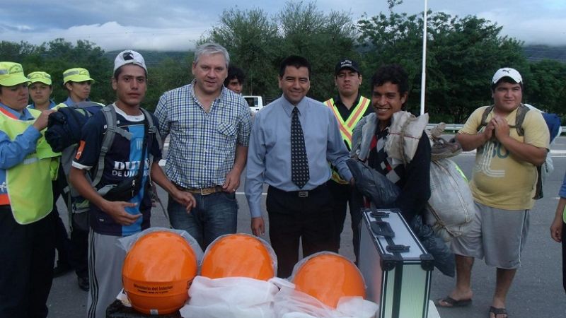 Entregan elementos reflectivos a peregrinos  
