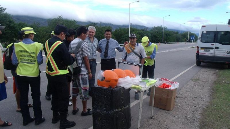 Entregan elementos reflectivos a peregrinos  