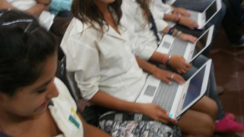 Entregaron 834 netbooks a jóvenes de Recreo