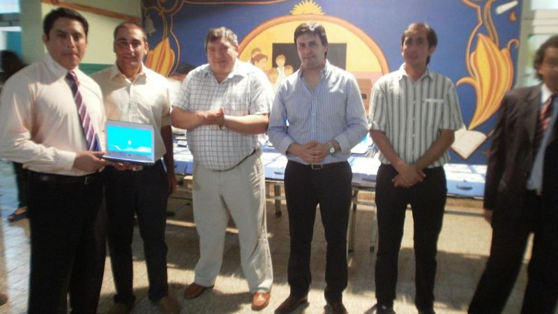 Entregaron 834 netbooks a jóvenes de Recreo