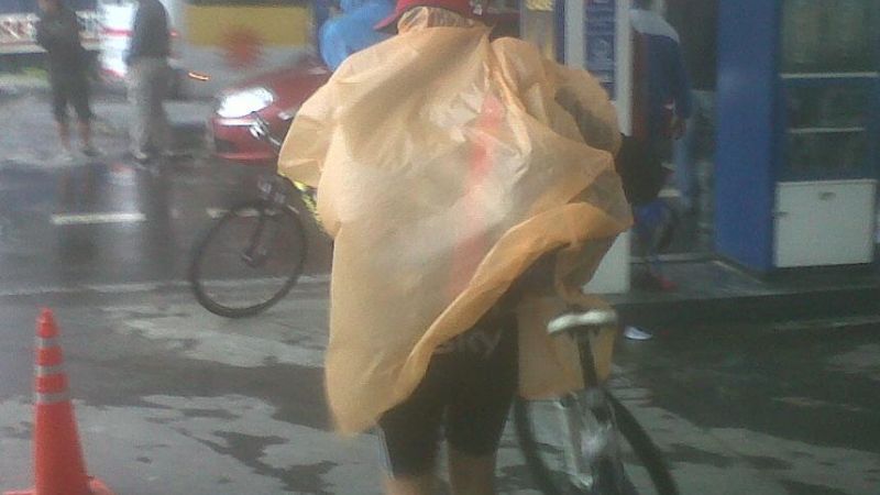 Peregrinos siguen su camino a pesar de la lluvia y el frío