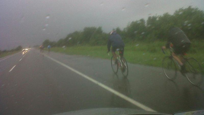 Peregrinos siguen su camino a pesar de la lluvia y el frío
