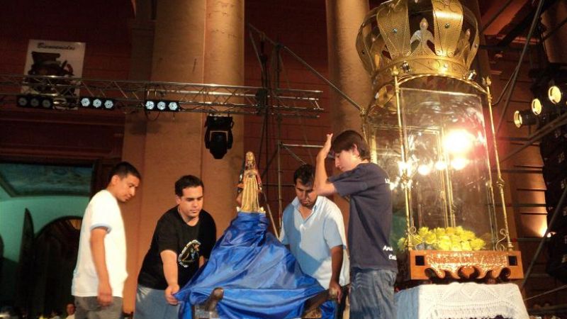 Los jóvenes también rindieron homenaje a la Virgen