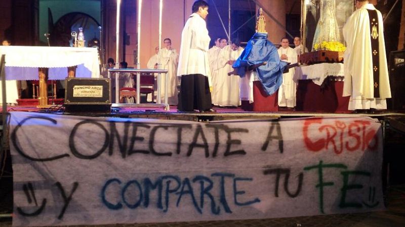 Los jóvenes también rindieron homenaje a la Virgen