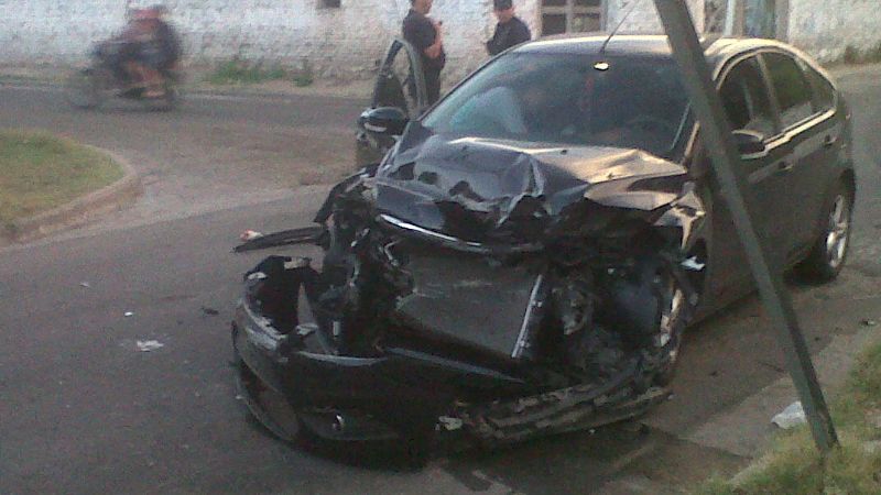 Violento choque frente a la Liga