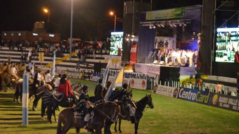 Más de 8 mil personas vivieron la primera noche de la doma y folclore 